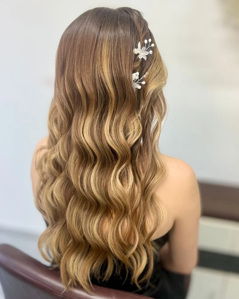 Vlnité vlasy s balayage barvením, přirozený přechod blond odstínů.