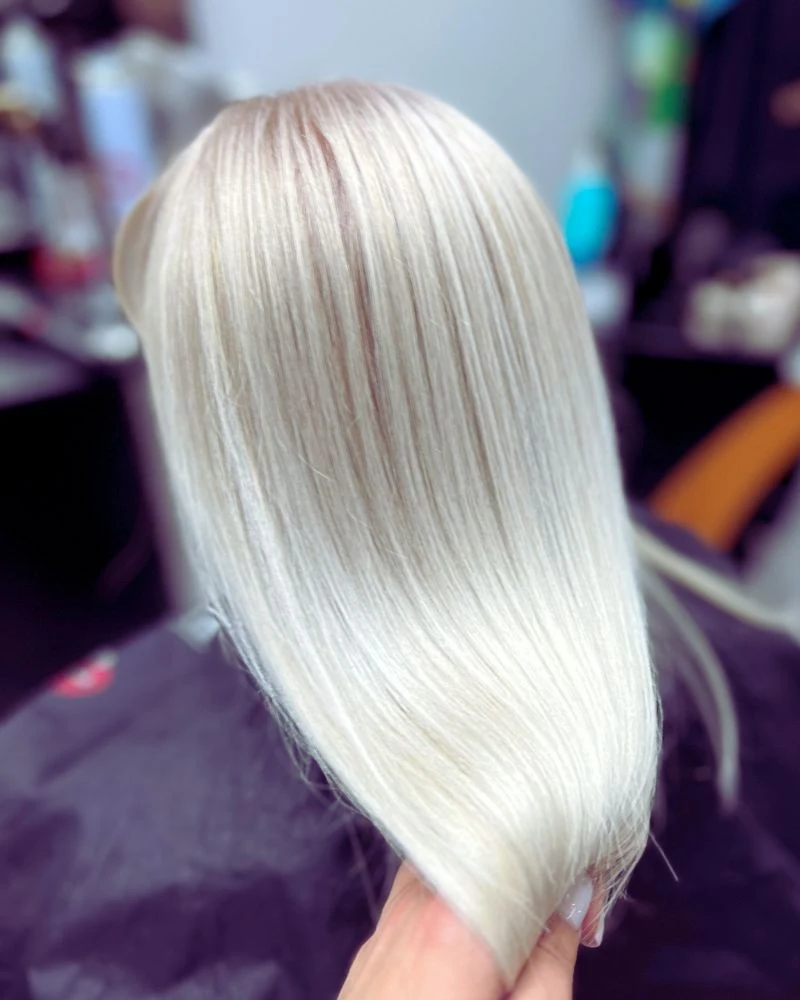 Ledová blond s rovnou úpravou vlasů.